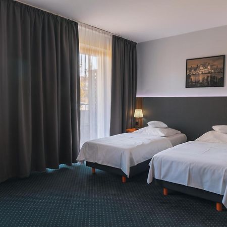 Hotel Poleczki Warsaw Airport Esterno foto