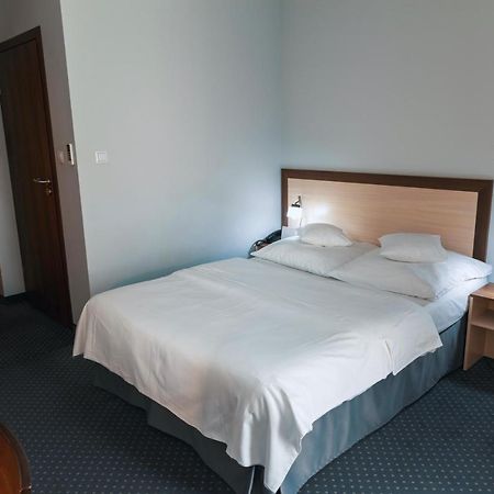 Hotel Poleczki Warsaw Airport Esterno foto