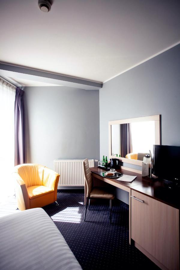 Hotel Poleczki Warsaw Airport Esterno foto