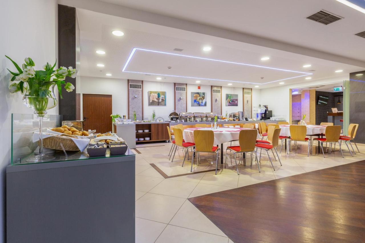 Hotel Poleczki Warsaw Airport Esterno foto