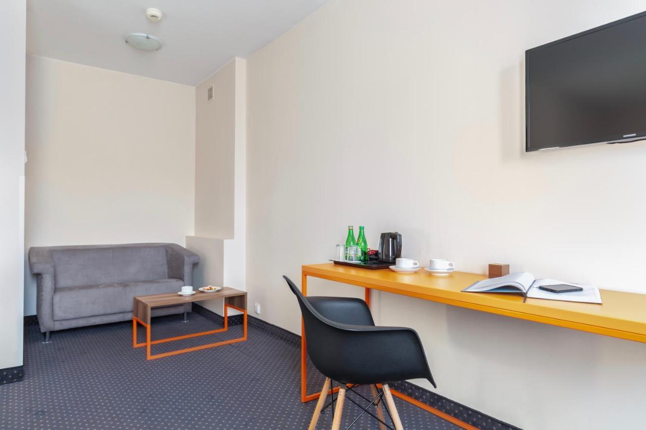 Hotel Poleczki Warsaw Airport Esterno foto