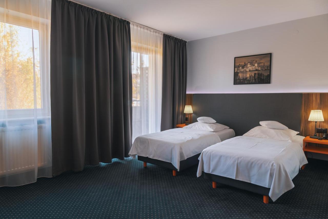 Hotel Poleczki Warsaw Airport Esterno foto